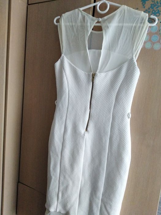 Sukienka. Biała. S. Ołówkowa