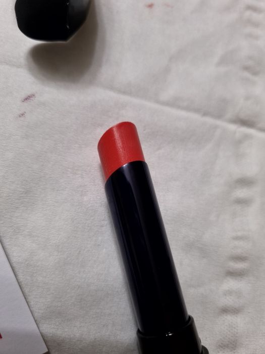 Wyjątkowo nawilżająca szminka coral confetti