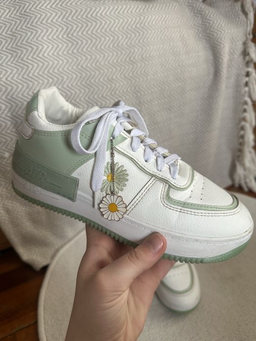 Кроссовки женские