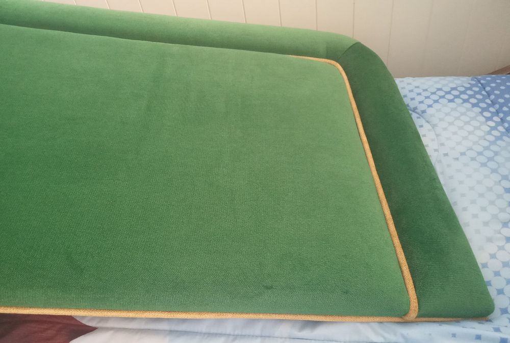 Cabeceira de cama em veludo verde