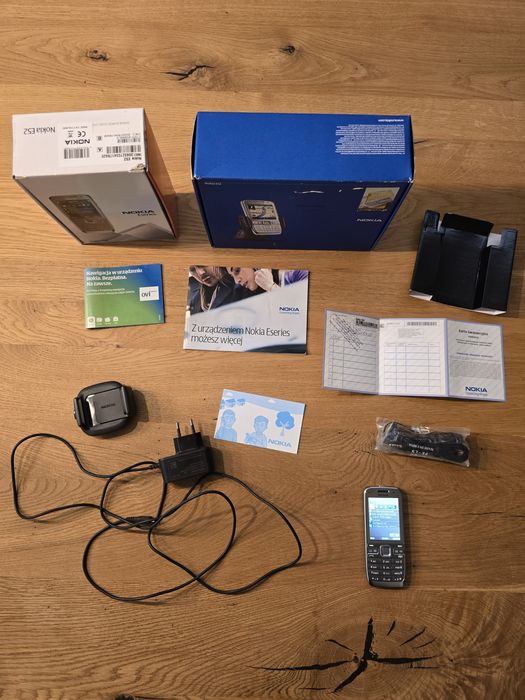 Nokia e52 , stan bdb,  komplet, srebrny, bez simlocka