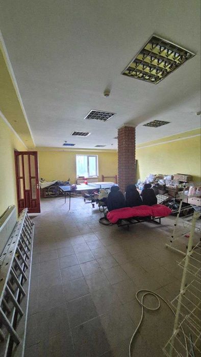 Продаж комерційного приміщення в першій лінії від центральної дороги.
