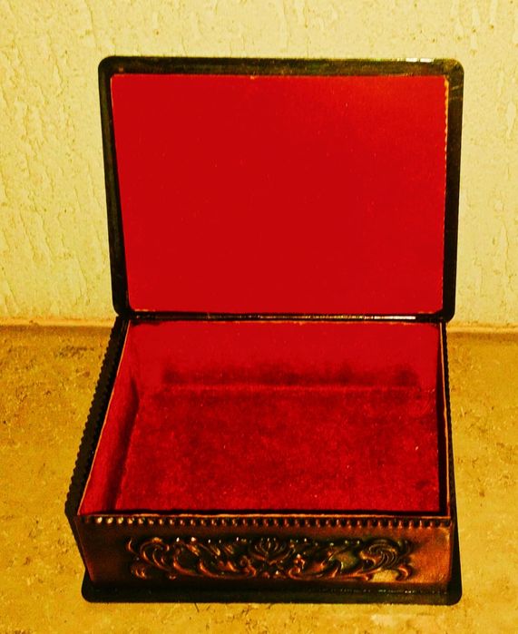 Miedziana szkatułka z aksamitem retro