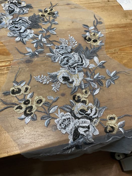 Tecido com 4 bordados aplique 130x30 cm