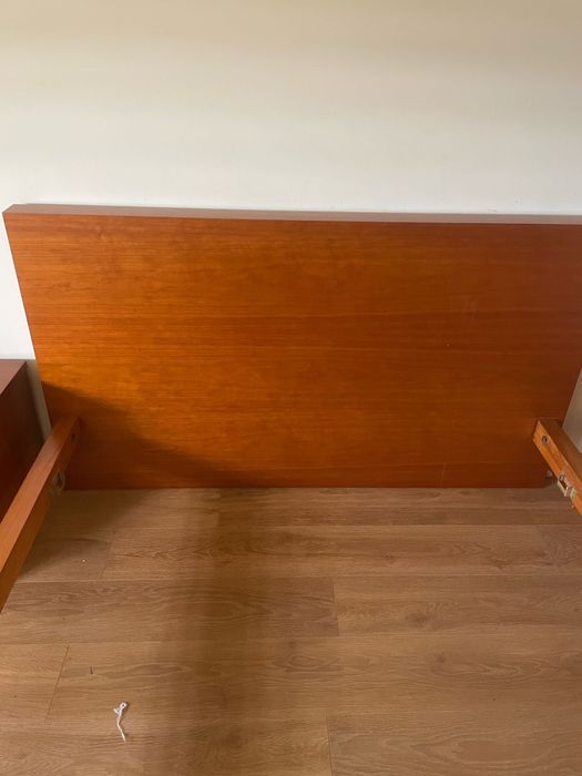 cama de casal com comoda, espelho, 2 mesa de cabeceira e estrado