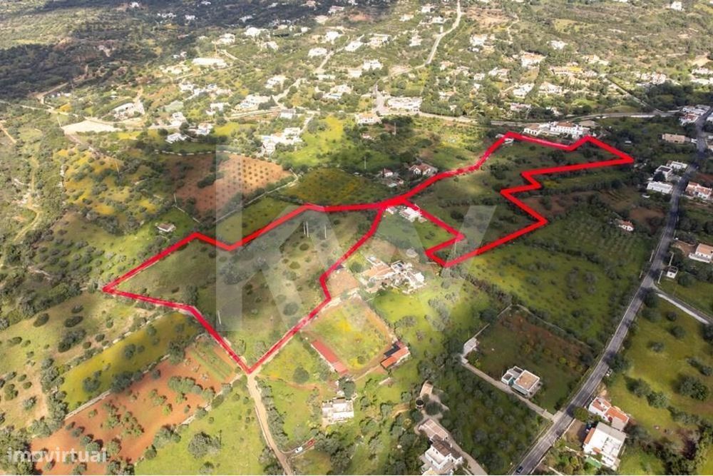 Terreno agrícola com saneamento básico a passar na confrontação com es