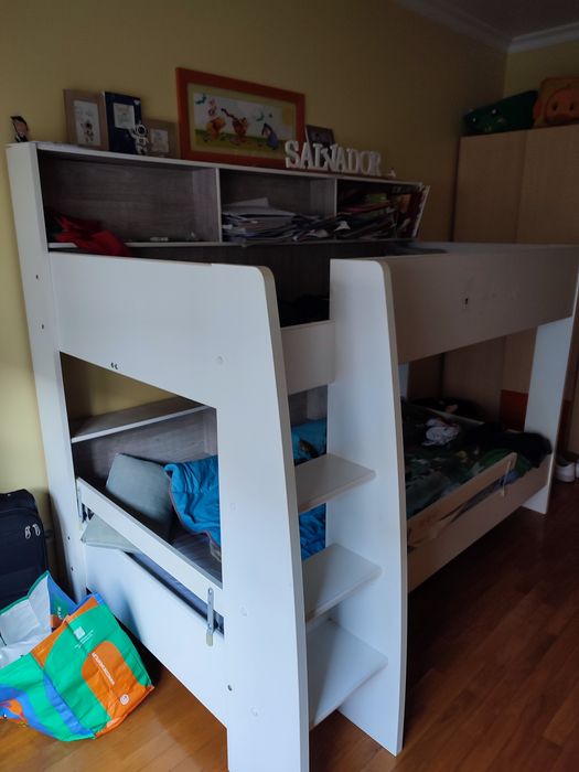 Beliche branco com arrumação