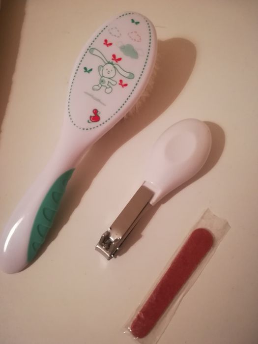 Conjunto com estojo: escova macia, corta unhas e lima para bebé NOVO