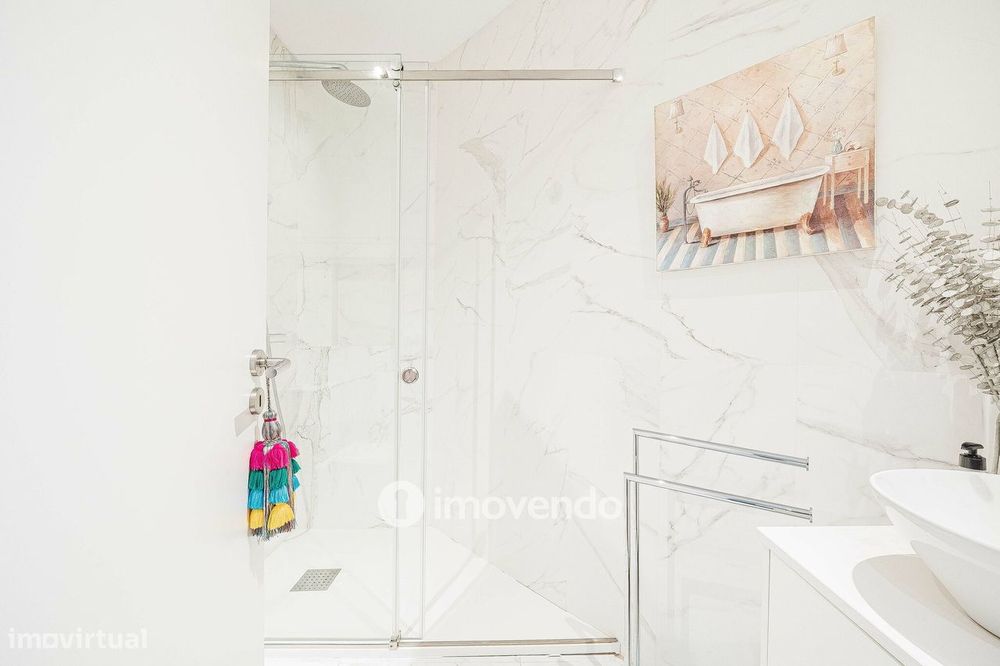 Apartamento T3 Duplex, com estacionamento, no Condomínio do Loural