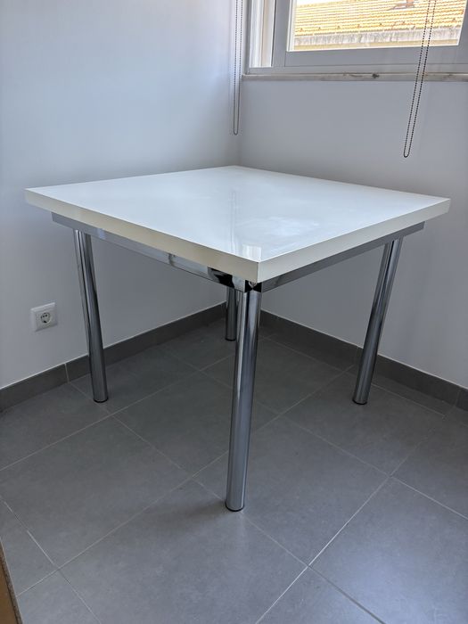 Mesa quadrada 90x90 cm, em excelente estado, tampo branco brilhante e pernas metálicas. Ideal para cozinha, sala ou escritório.