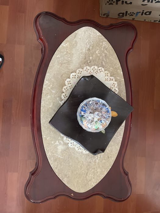 Mesa de centro clássica em madeira e mármore 90cm x 62cm