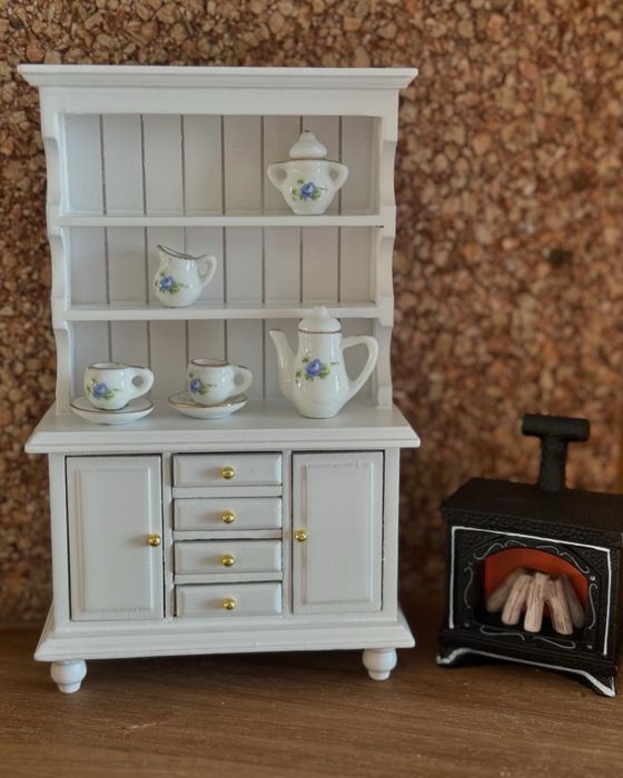 Меблі у ляльковий будинок