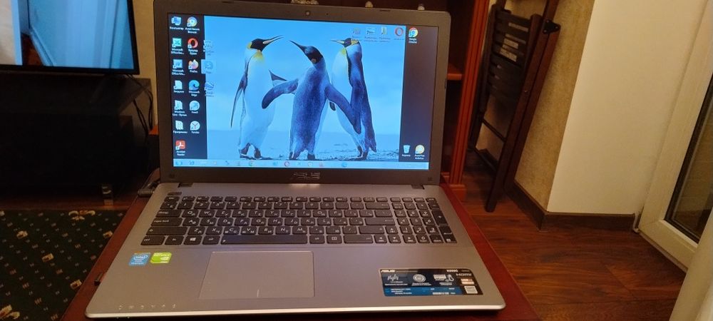 Ноутбук Asus X550C в идеальном состоянии