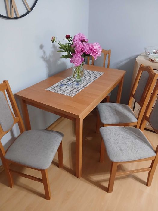Sprzedam stół rozkładany + 4 krzesła stan bardzo dobry. Wymiary  120x70 po rozłożeniu 150x70 tel 603 280 454
