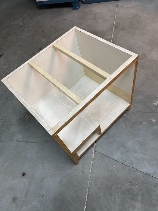 Pequeno móvel em forma de cubo, para  varias Utilizações, cor branca