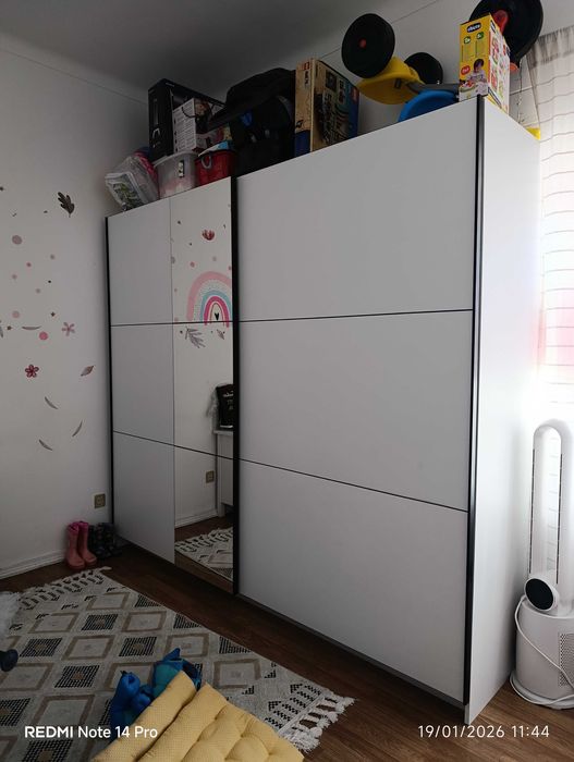 Roupeiro grande portas deslizantes