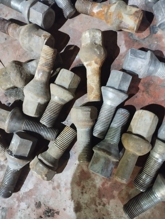 Болты колесные. Мерс.