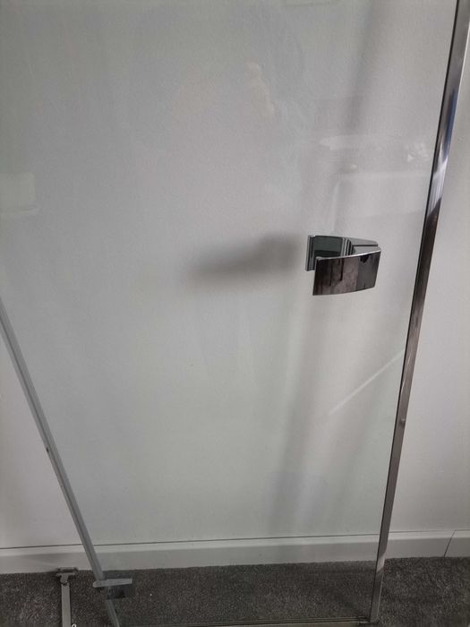 Drzwi do kabiny prysznicowej wana