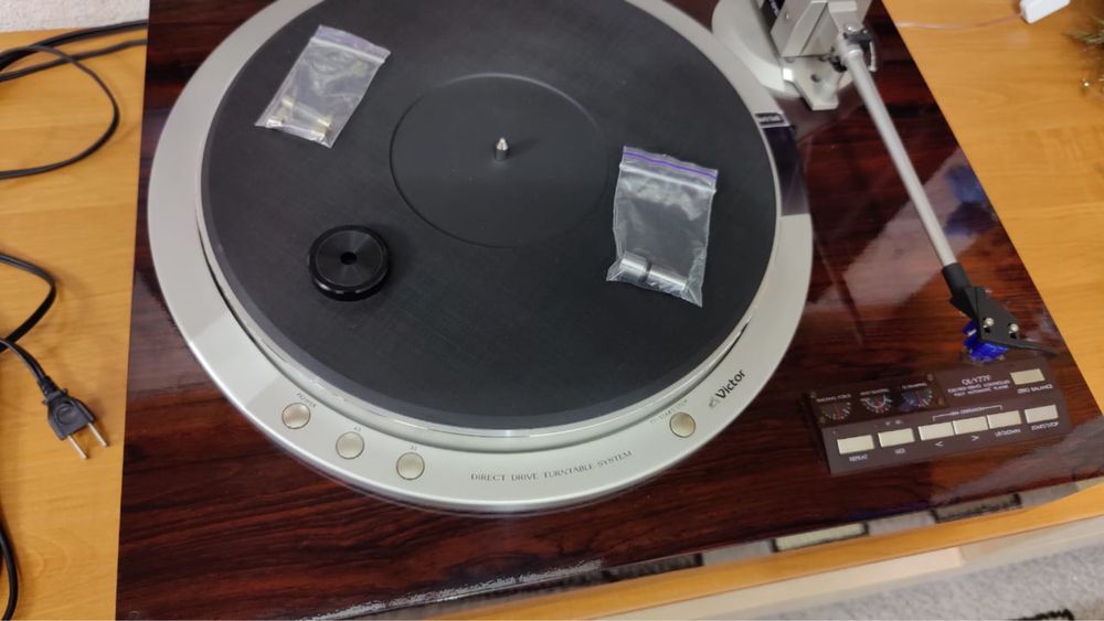 Виниловый проигрыватель Victor QL-Y77F