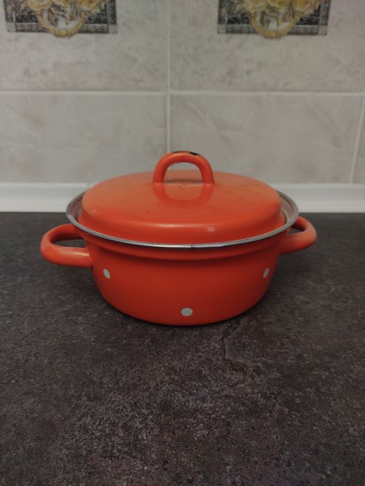 Каструля з кришкою 150 грн