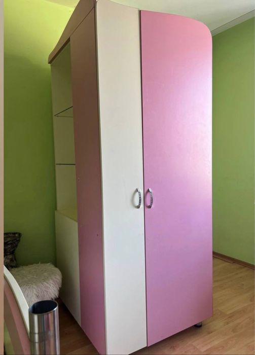 Шафа з поличками та вішалками
