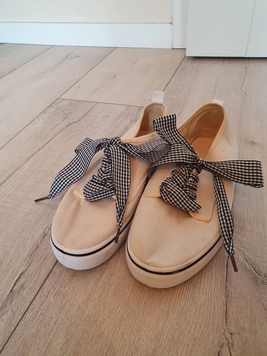 Trampki beżowe ze sznurówkami w kratkę