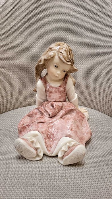 Dziewczynka z porcelany hand made sygnowana