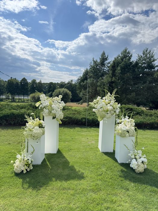 Komplet białych podestów na targi