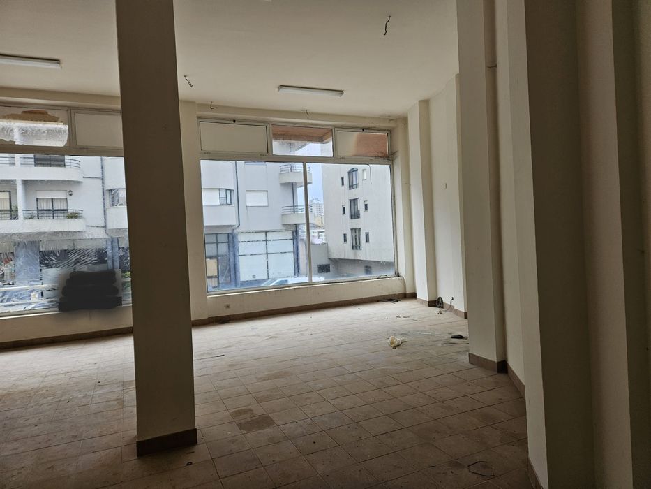 Arrenda-se loja em São João da Madeira com 120mts2