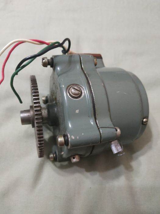 Электродвигатель реверсивный с встроенным редуктором, РД-09.
Номинальн