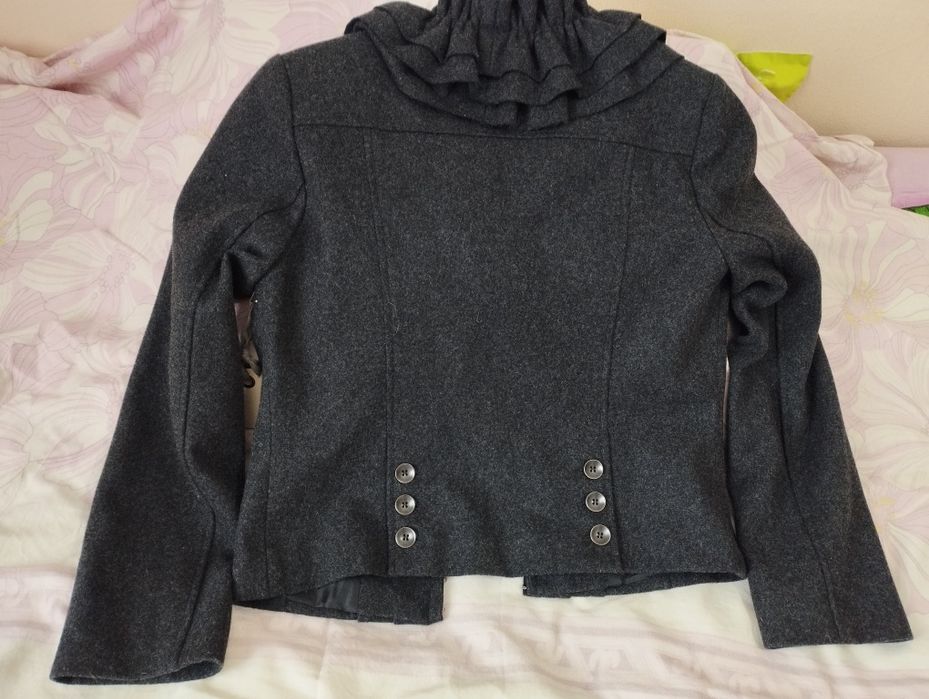 Жакет сіро-вугільного кольору.