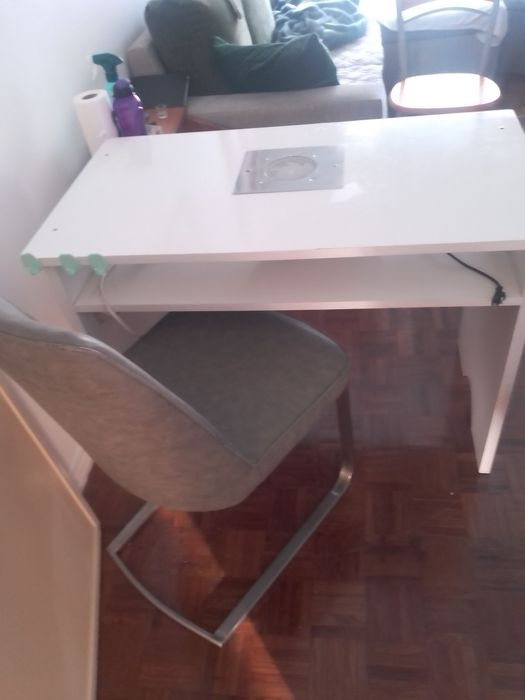 Mesa de unhas madeira maçissa,feita por medida ,com aspirador