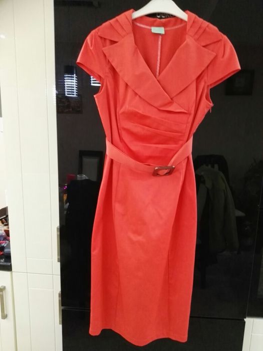 Sukienka koktajlowa w kolorze koralowym