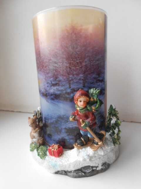 Cтеклянный подсвечник с рисунком и фигуркой мальчика на лыжах