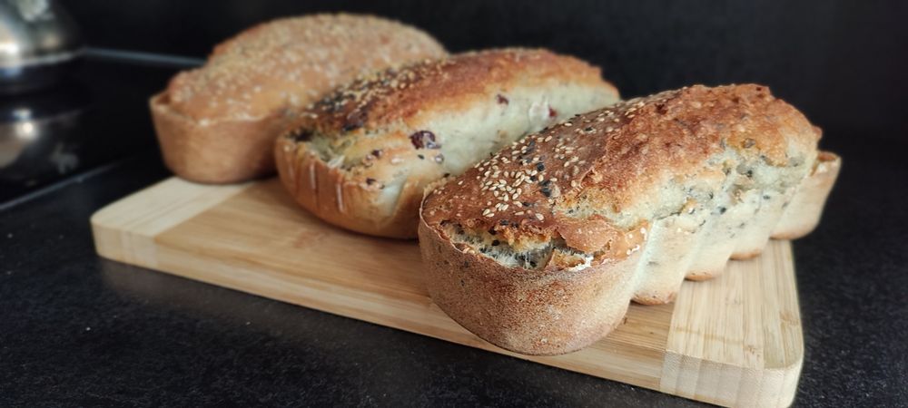 Chleb drożdżowy na drożdżach swojski ręcznie robiony z ziarnami