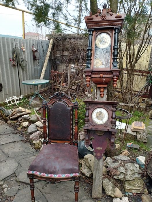 Продам. Часы старые. . Под реставрацию