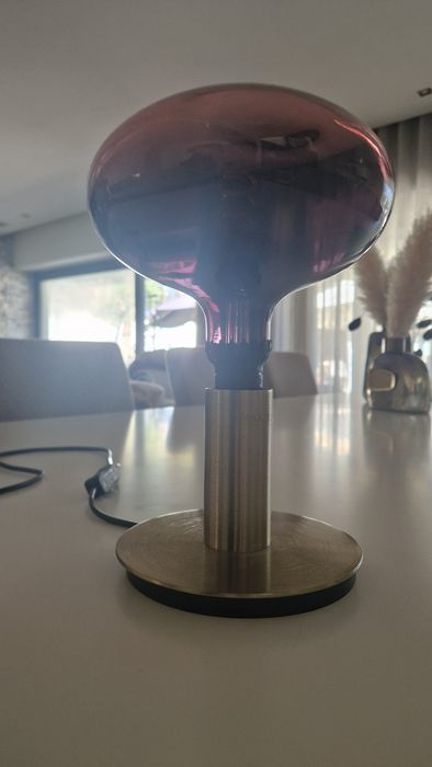 Candeeiro dourado com lâmpada bordeaux