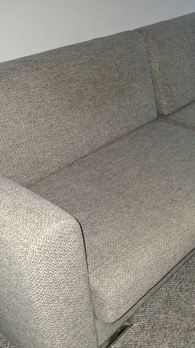 Kanapa materiałowa, rozkładana z funkcją spania, z pojemnikiem.