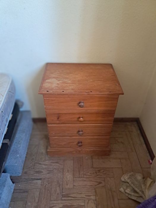 Mesa de cabeceira em pinho