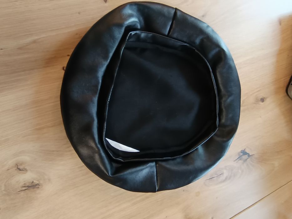 Beret czarny eko skóra tozmiar M 56