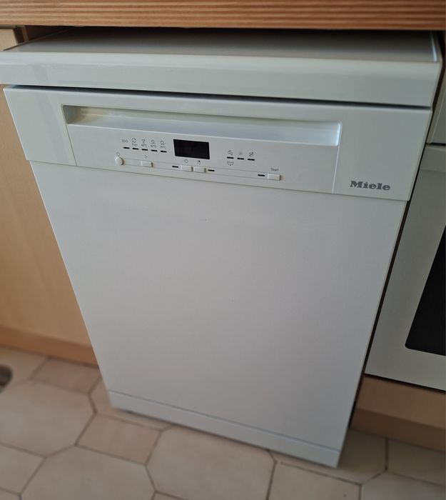 Máquina lavar loiça Miele, NOVA
