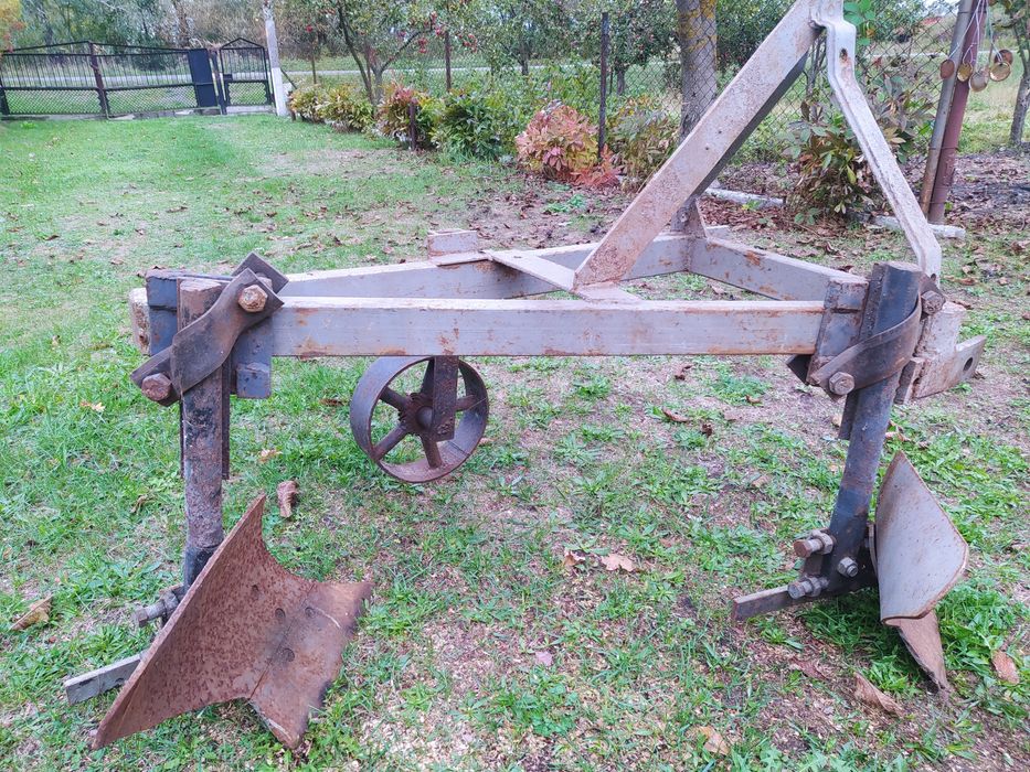 Плуг двохкорпусний