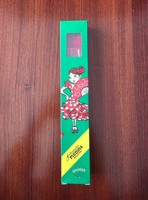 Leque vermelho com padrão floral