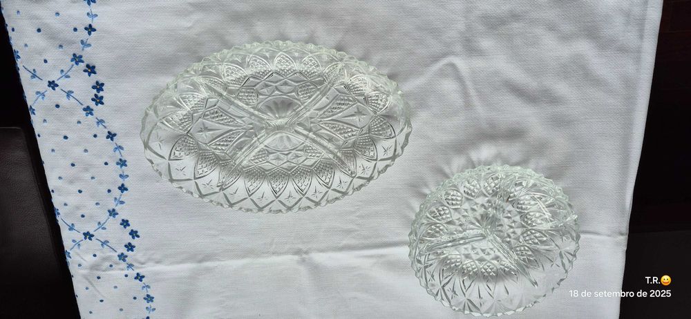 Pratos em vidro trabalhado com divisórias