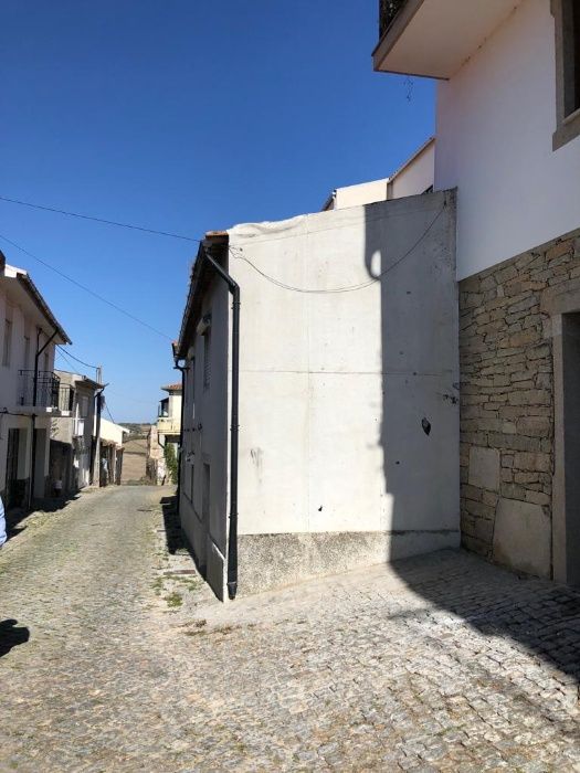 Moradia no centro da vila de Mogadouro.