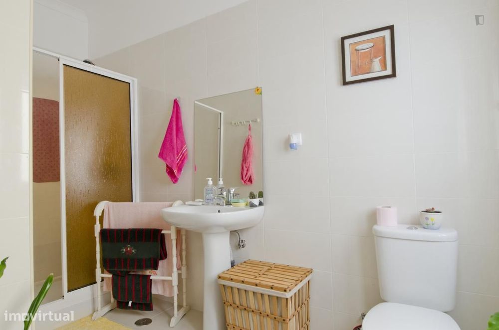 Quarto - localizado em Campolide Lisbon