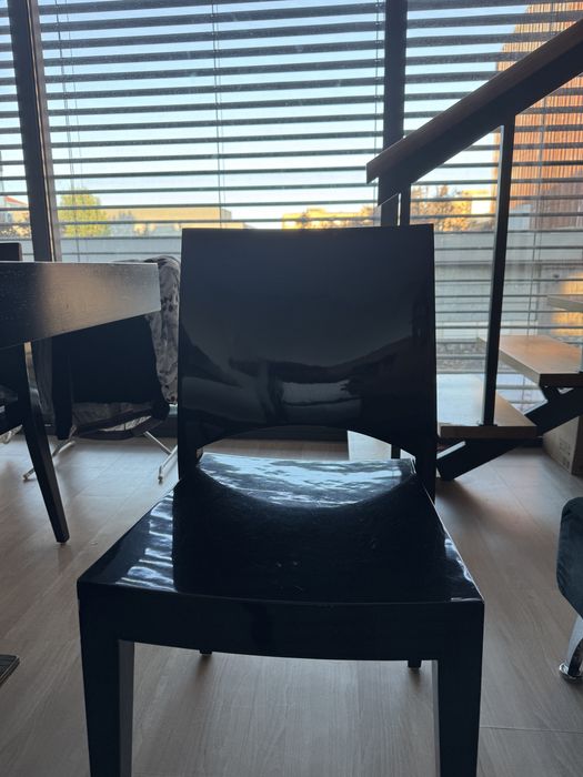 Mesa, 6 cadeiras e aparador