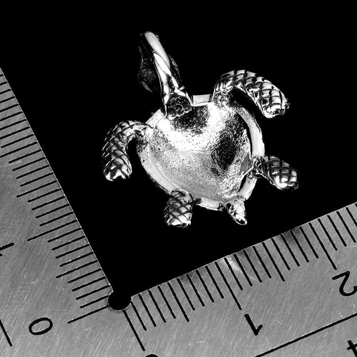 Подвеска из серебра 925 пробы с бирюзой 7x5 мм в форме черепахи.