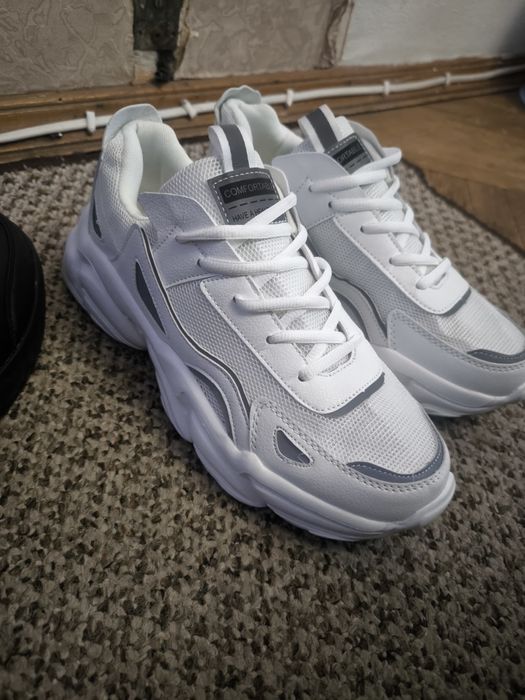 Кроссівки жіночі