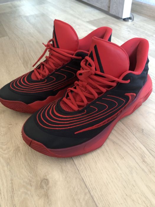 Nike Giannis Immortality 4 в черно-красной расцветке